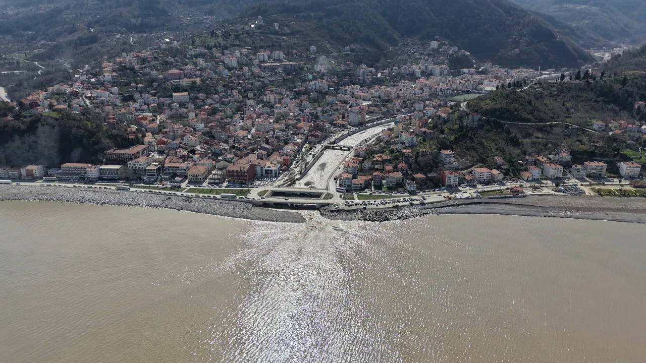 Kastamonu'nun Sahilinde Eriyen Kar Suları Denizin Rengini Değiştirdi 2