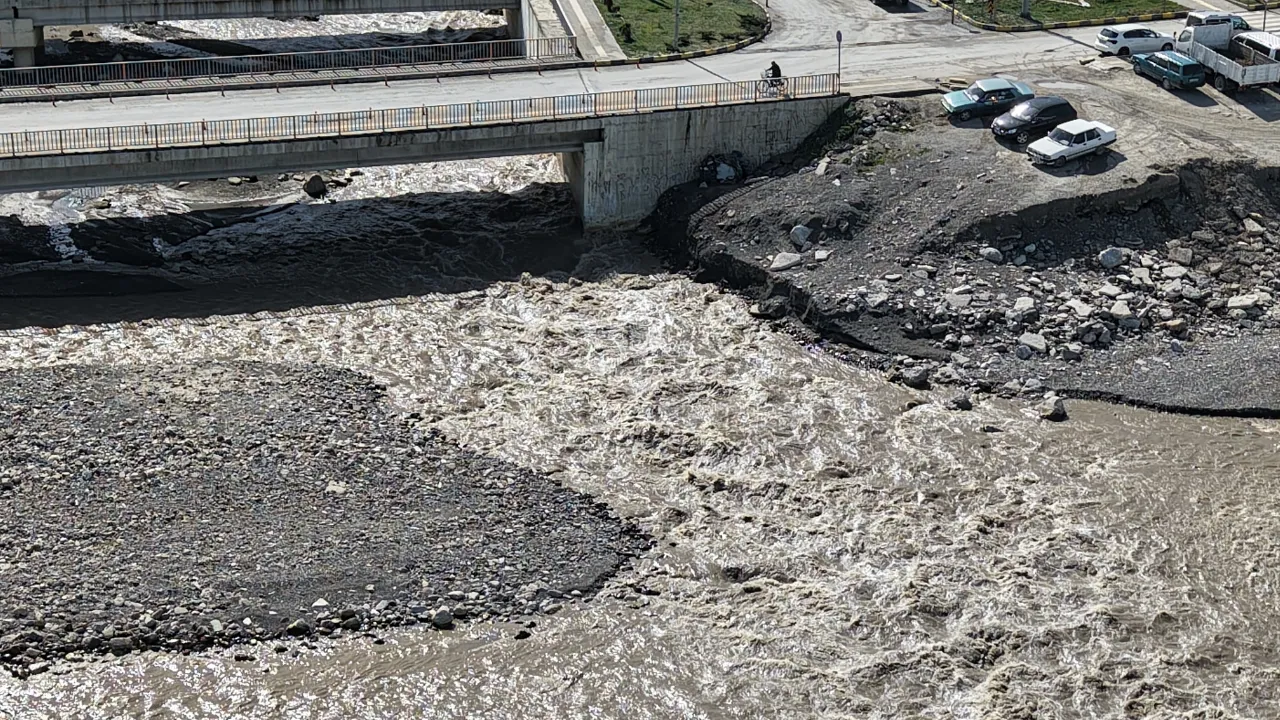 Kastamonu'nun Sahilinde Eriyen Kar Suları Denizin Rengini Değiştirdi 4