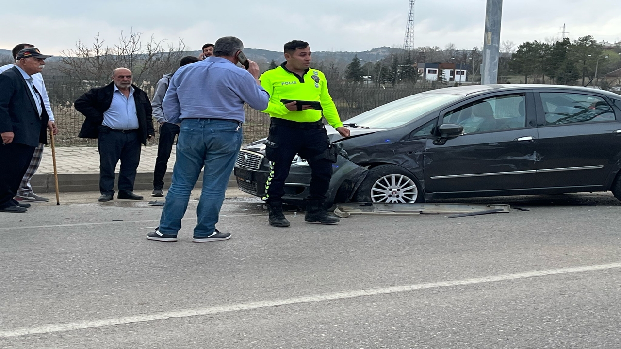 Taşköprü De Iki Otomobil Çarpıştı (2)