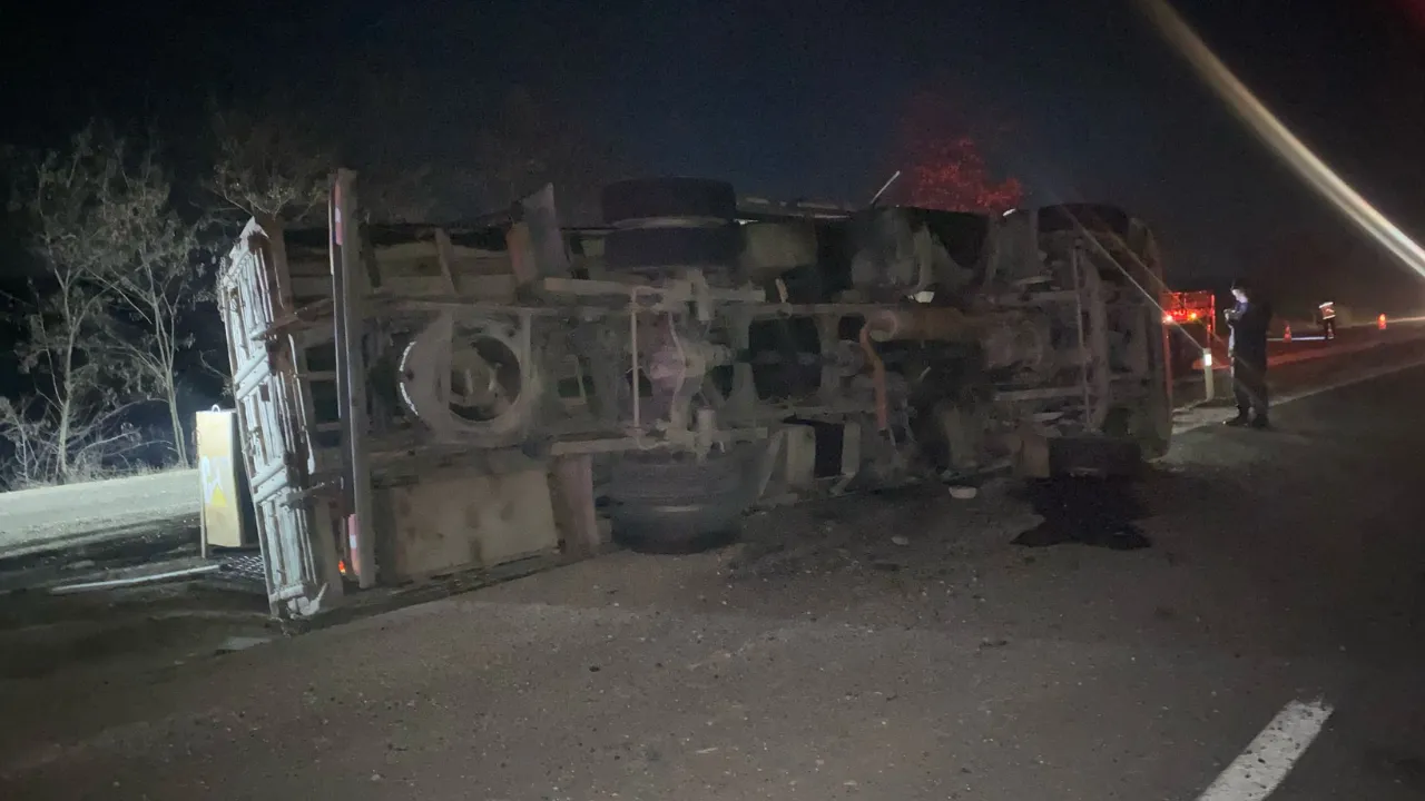 Taşköprü’de Feci Kaza Eşyalar Yola Savruldu! (3)