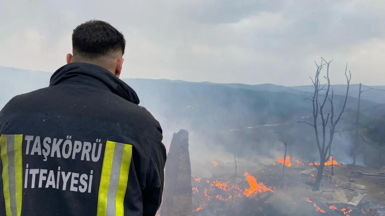 Taşköprü'de Feci Yangın 3 Ev, 6 Ahır, 9 Samanlık Alevlere Teslim Oldu! 32