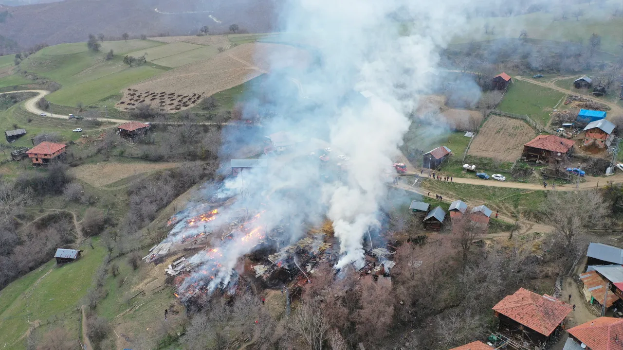 Taşköprü'de Yangın Felaketi 3 Ev, 6 Ahır, 9 Samanlık, 2 Ambar Küle Döndü! (Detaylar) 3