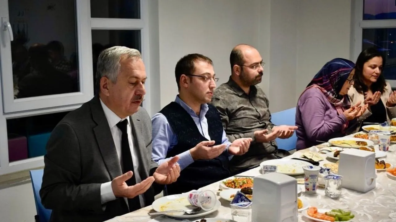 Tosya Protokolü Huzurevi Iftarında Bir Araya Geldi (4)