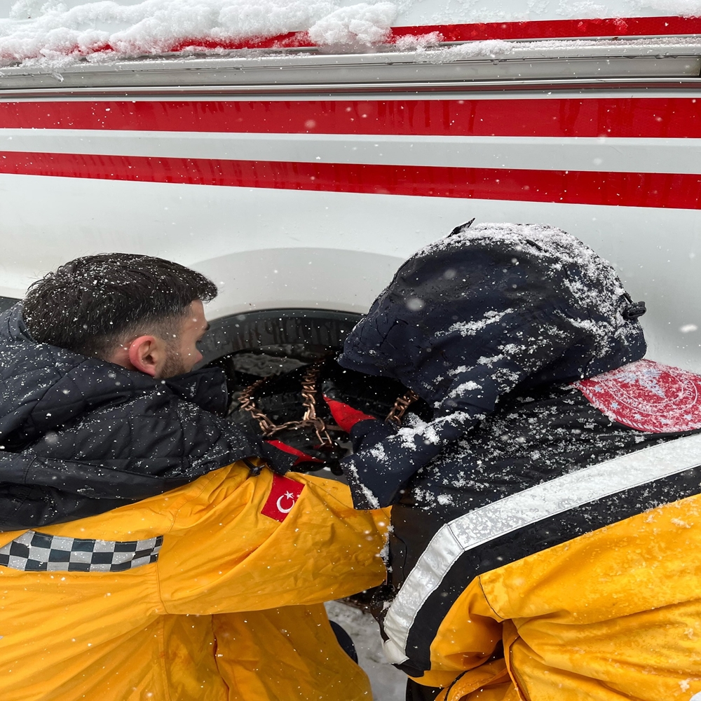 Ambulans Sağlık Kar Kış 1
