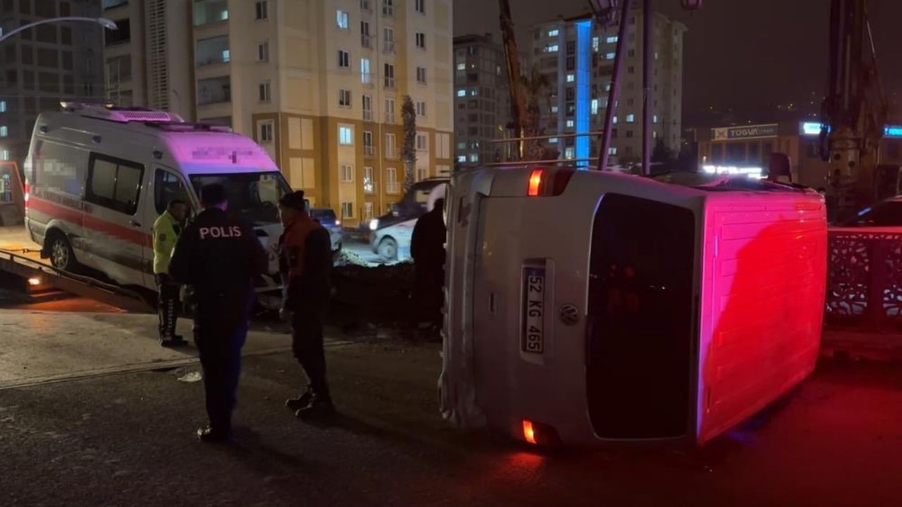 Hasta Taşıyan Ambulans Ile Minibüs Çarpıştı 5 Yaralı (1)