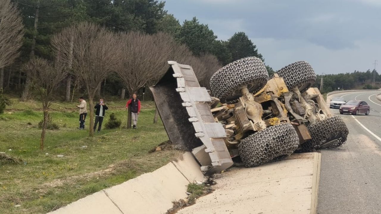 Kastamonu İstanbul Yolunda Kepçe Devrildi! (1)