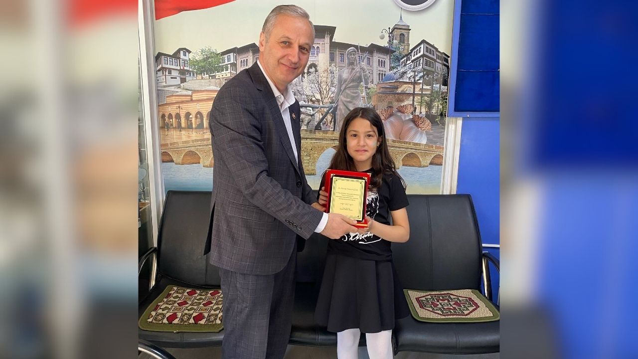 Taşköprü’nün Başarılı Yüzücülerine Muhtar Tuncel’den Teşekkür Plaketi (2)