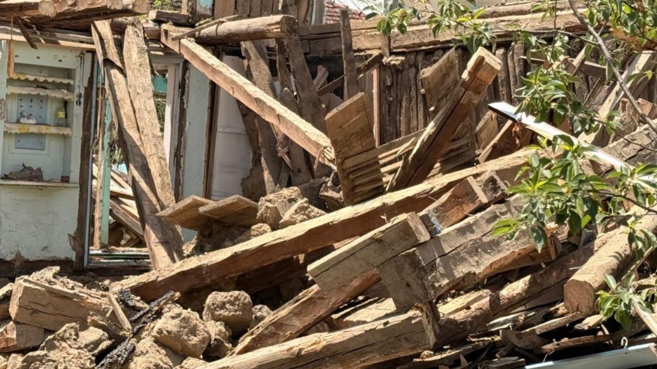 Ahşap Evin Yıkımında Korkutan Kaza Tahtalar Kırıldı, Işçi Göçük Altında Kaldı (3)