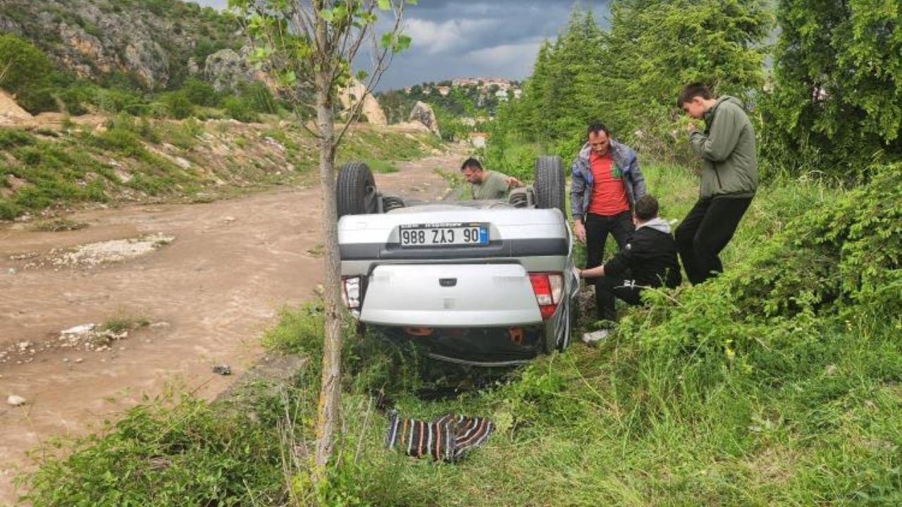 Aile Faciası Otomobil Dere Kenarına Devrildi, 5 Kişi Yaralandı (2)