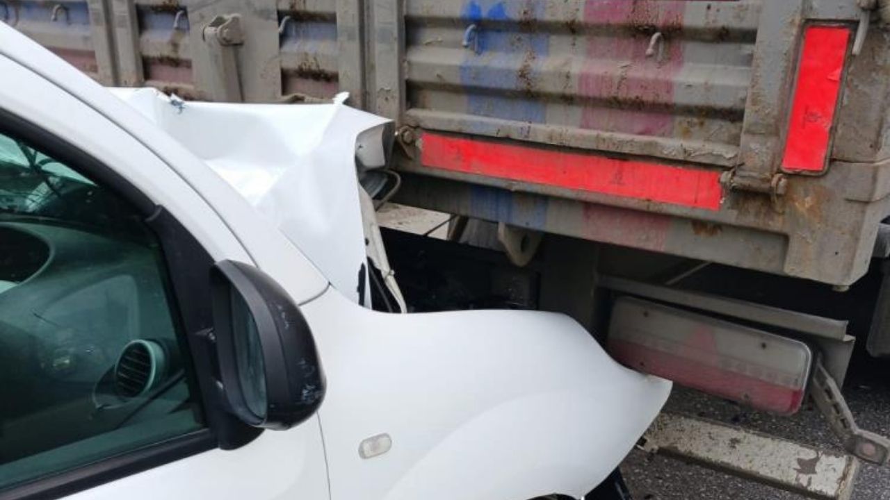 Çevre Yolunda Feci Kaza Ticari Araç Tıra Çarptı! (1)