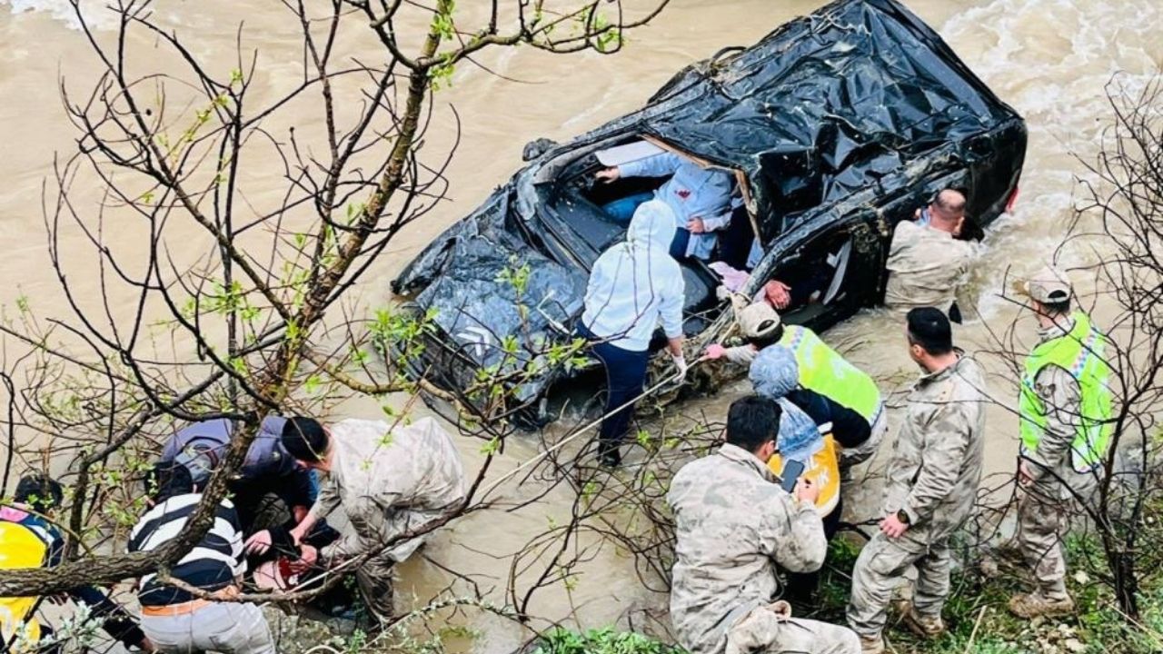 Dereye Uçan Otomobil Can Aldı Küçük Çocuk Hayatını Kaybetti, 4 Yaralı (1)