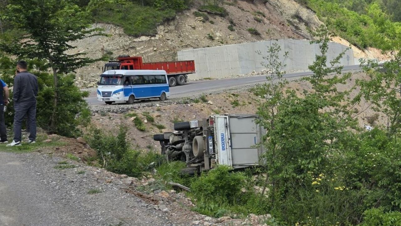 Direksiyon Hakimiyeti Kaybedildi Araç Şarampole Sürüklendi! (2)