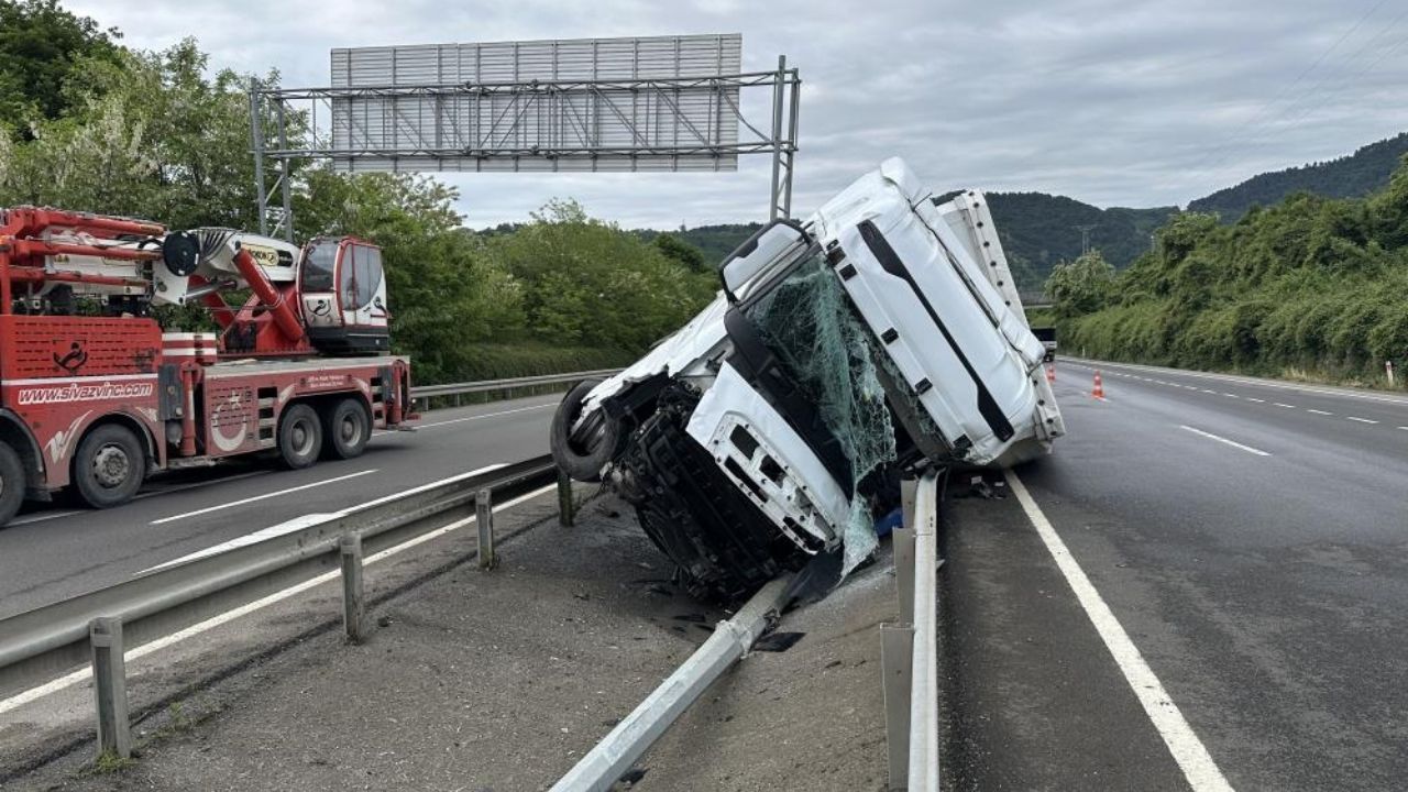 Feci Tır Kazası Çay Yüklü Tır Bariyerlere Çarptı, Sürücünün Kolu Koptu! (3)