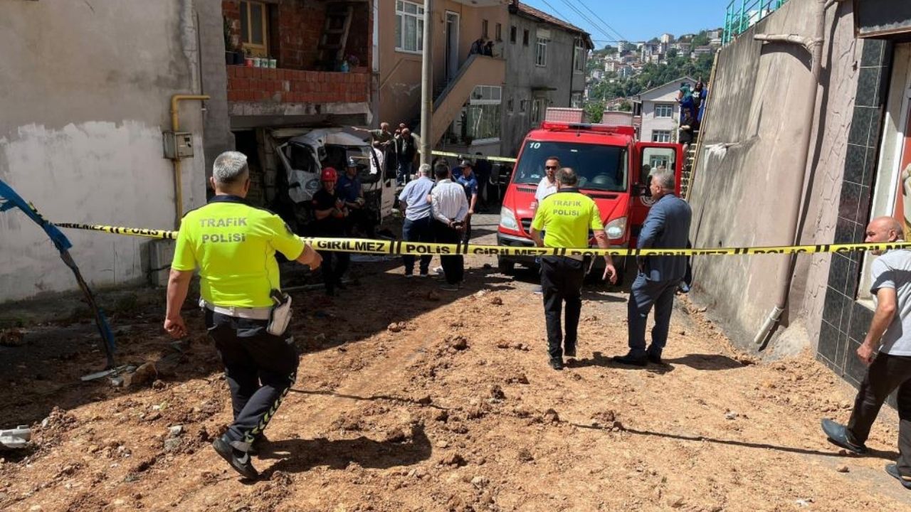 Freni Boşalan Kamyonet Garaja Daldı (1)
