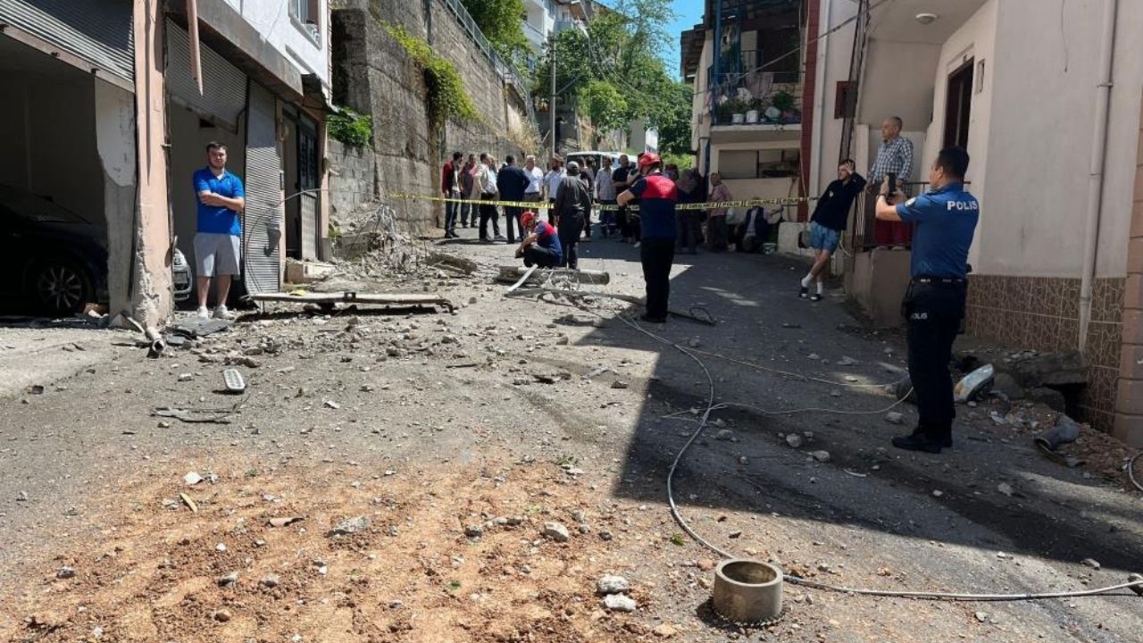Freni Boşalan Kamyonet Garaja Daldı (2)