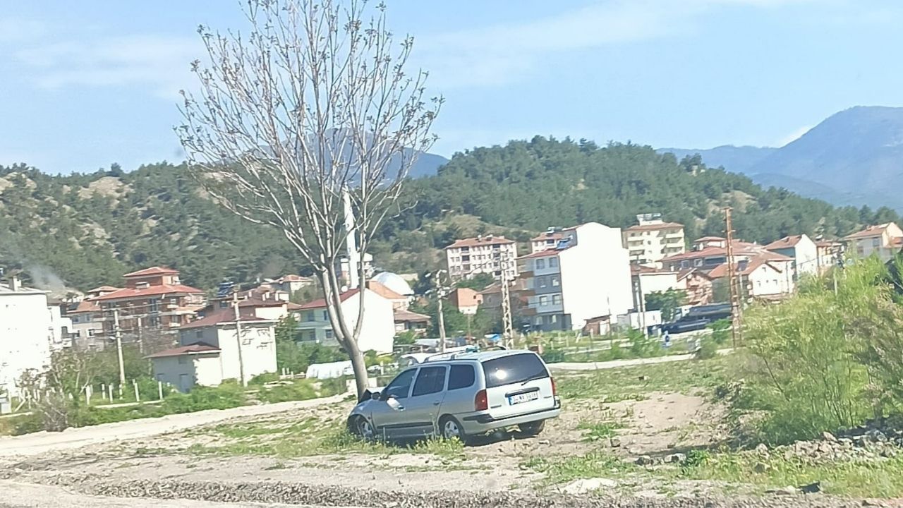 Hanönü’de Şoke Eden Kaza Otomobil Kavak Ağacına Saplandı! (1)