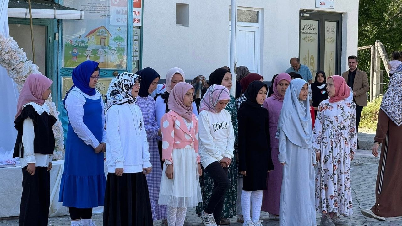 Hanönü’nde Geleceğin Hafızları Sahne Aldı Kur’an Eğitimi Kapanış Programı Düzenlendi (7)