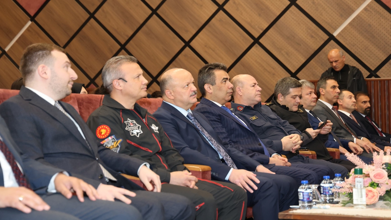 Ilk Astronot Alper Gezeravcı (1)