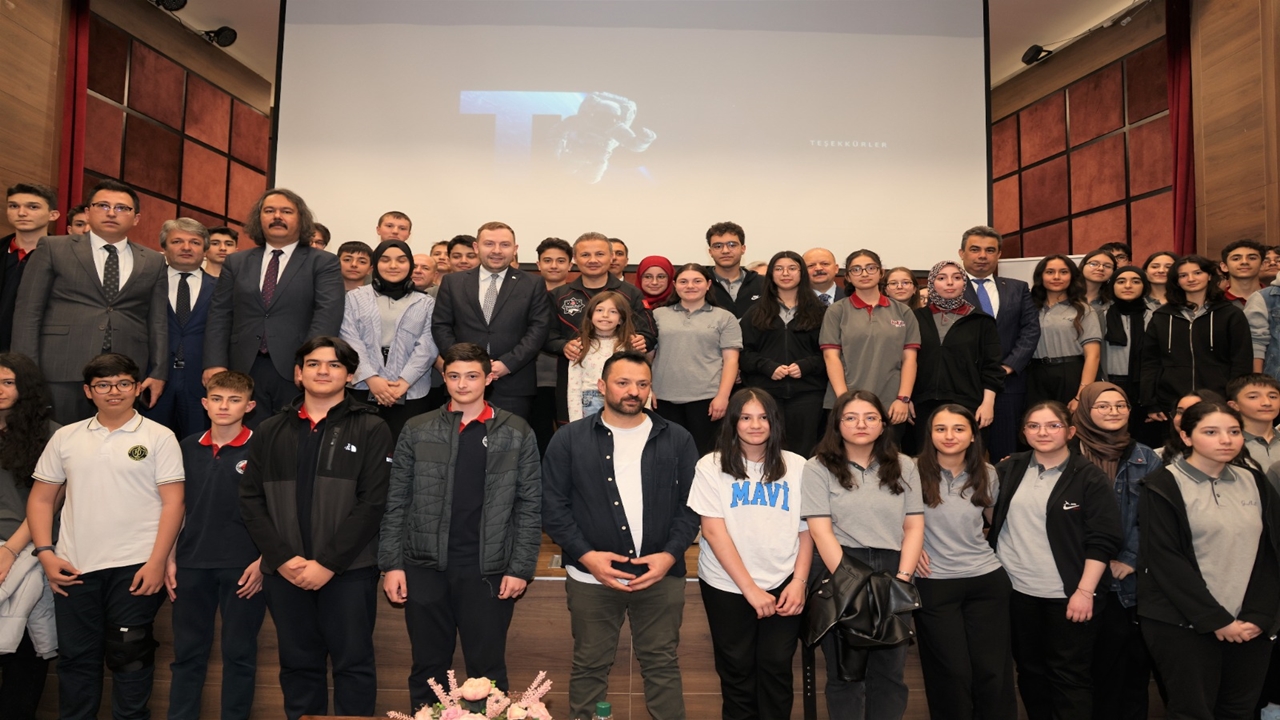 Ilk Astronot Alper Gezeravcı (2)
