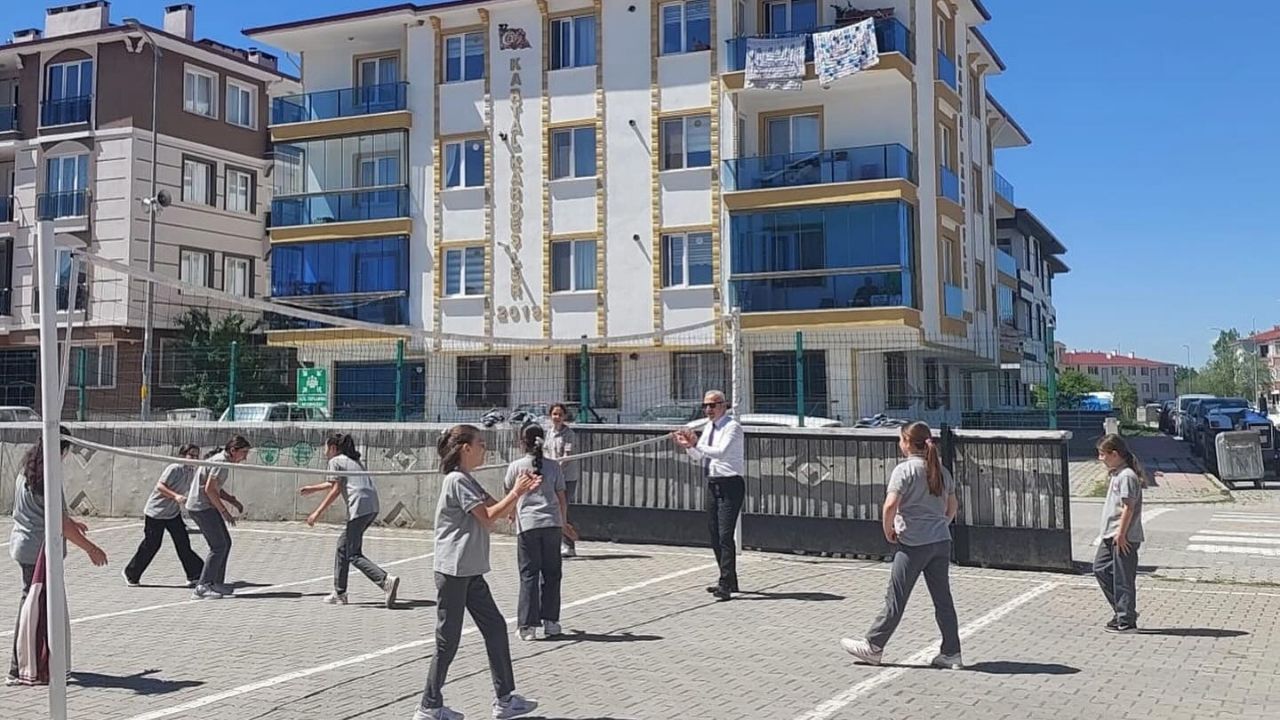 İncelemeye Geldi, Sahaya Çıktı Taşköprü’de Müdür Şirin Voleybol Maçında Ter Döktü (2)