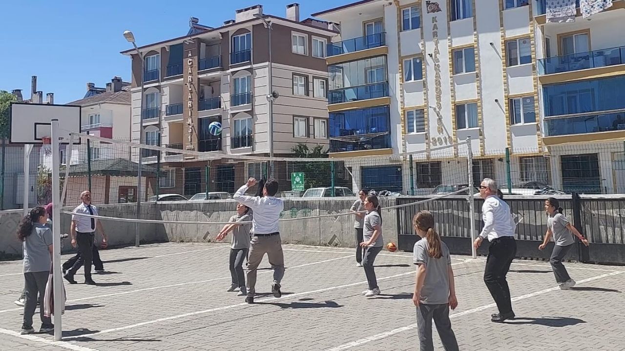 İncelemeye Geldi, Sahaya Çıktı Taşköprü’de Müdür Şirin Voleybol Maçında Ter Döktü (3)
