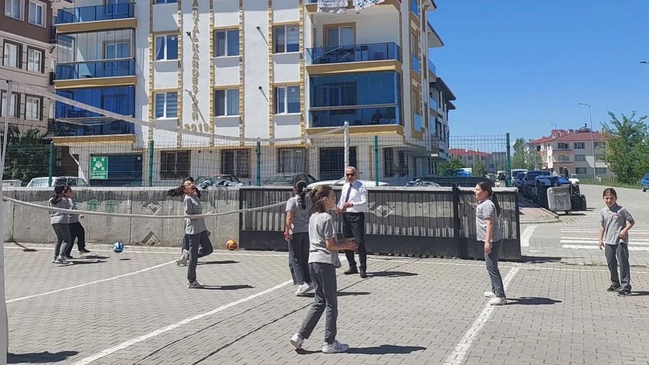İncelemeye Geldi, Sahaya Çıktı Taşköprü’de Müdür Şirin Voleybol Maçında Ter Döktü (4)