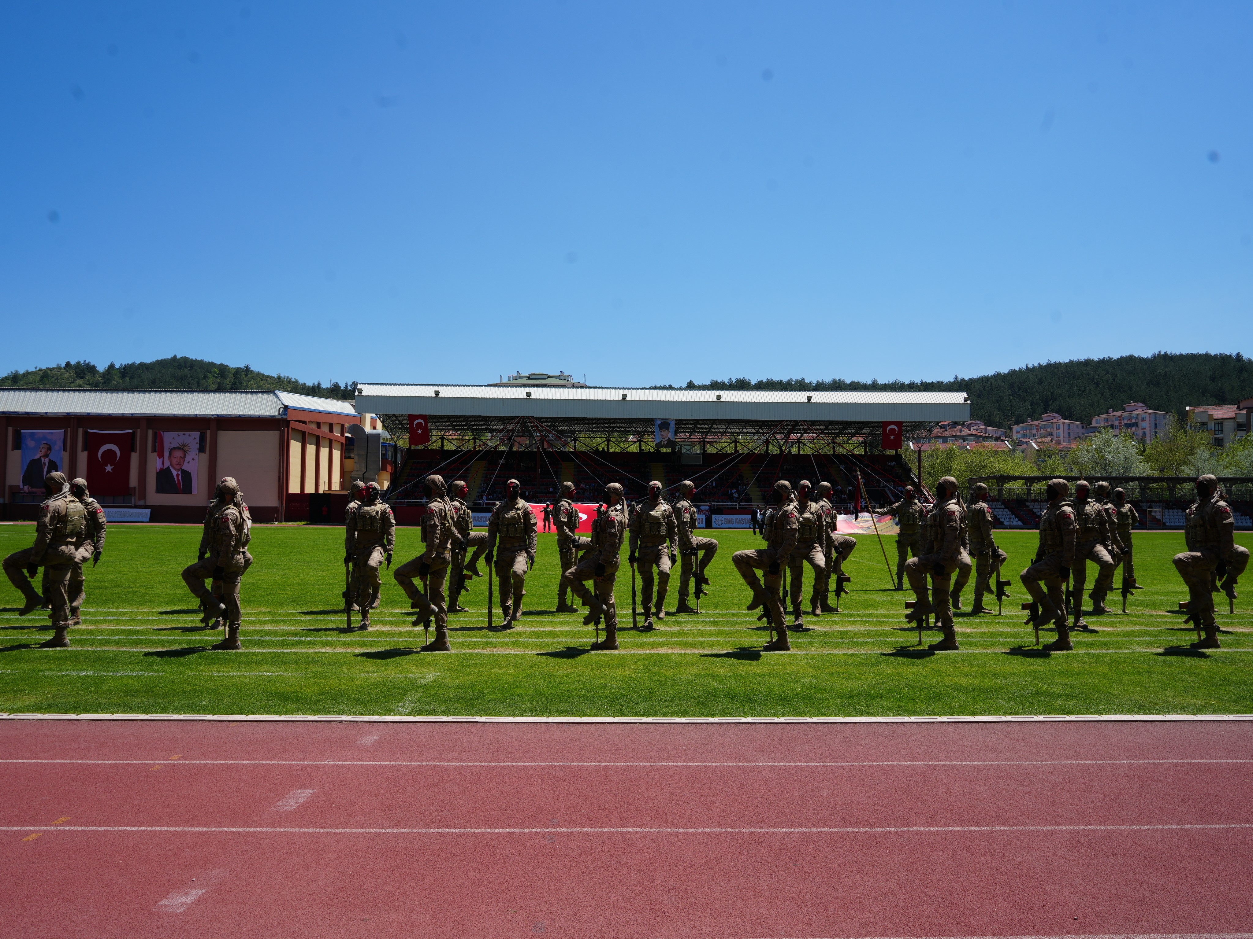 Kastamonu'da 19 Mayıs Coşkusu Komandoların Gösterisi Ayakta Alkışlandı! 1