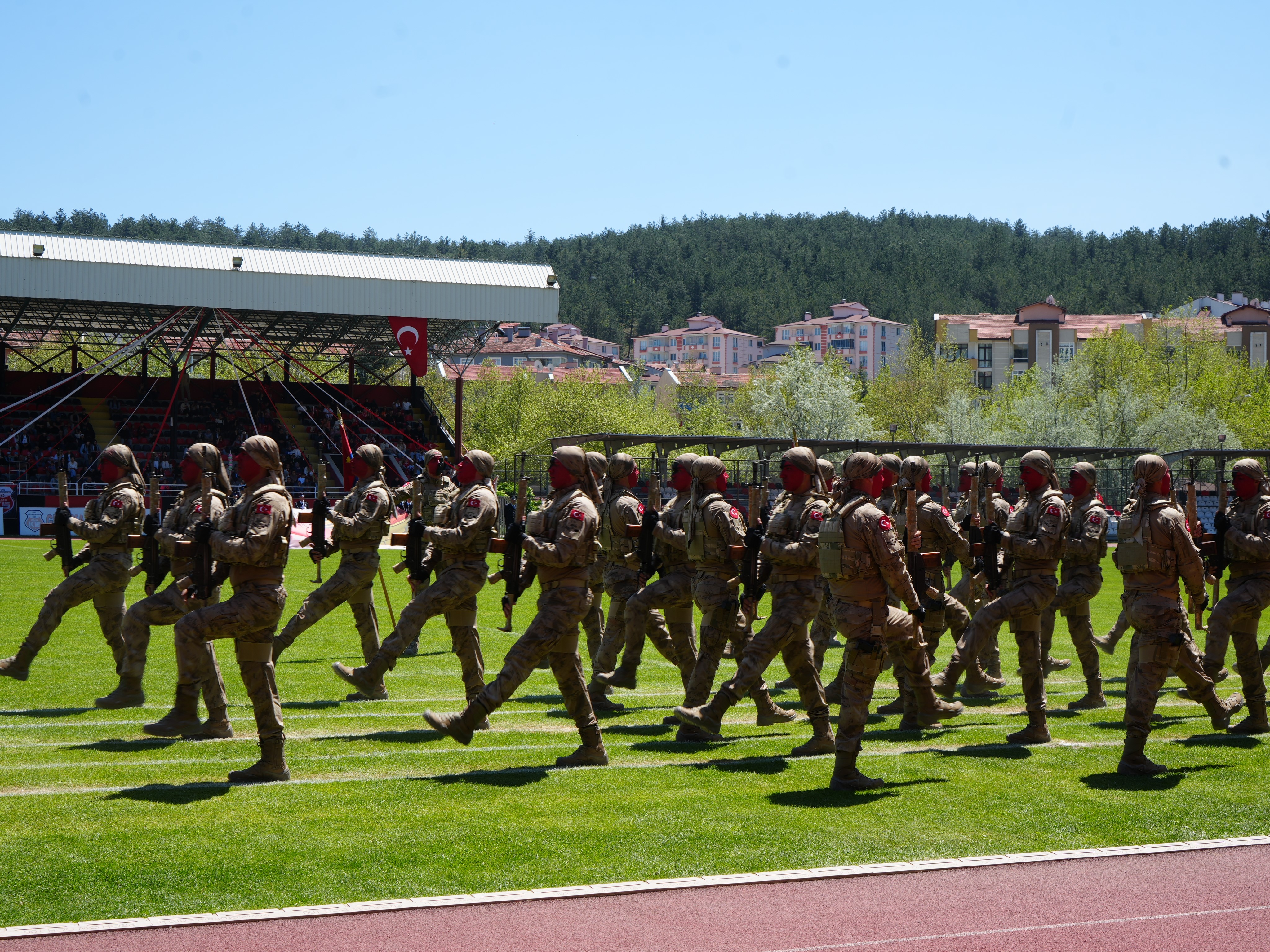 Kastamonu'da 19 Mayıs Coşkusu Komandoların Gösterisi Ayakta Alkışlandı! 10
