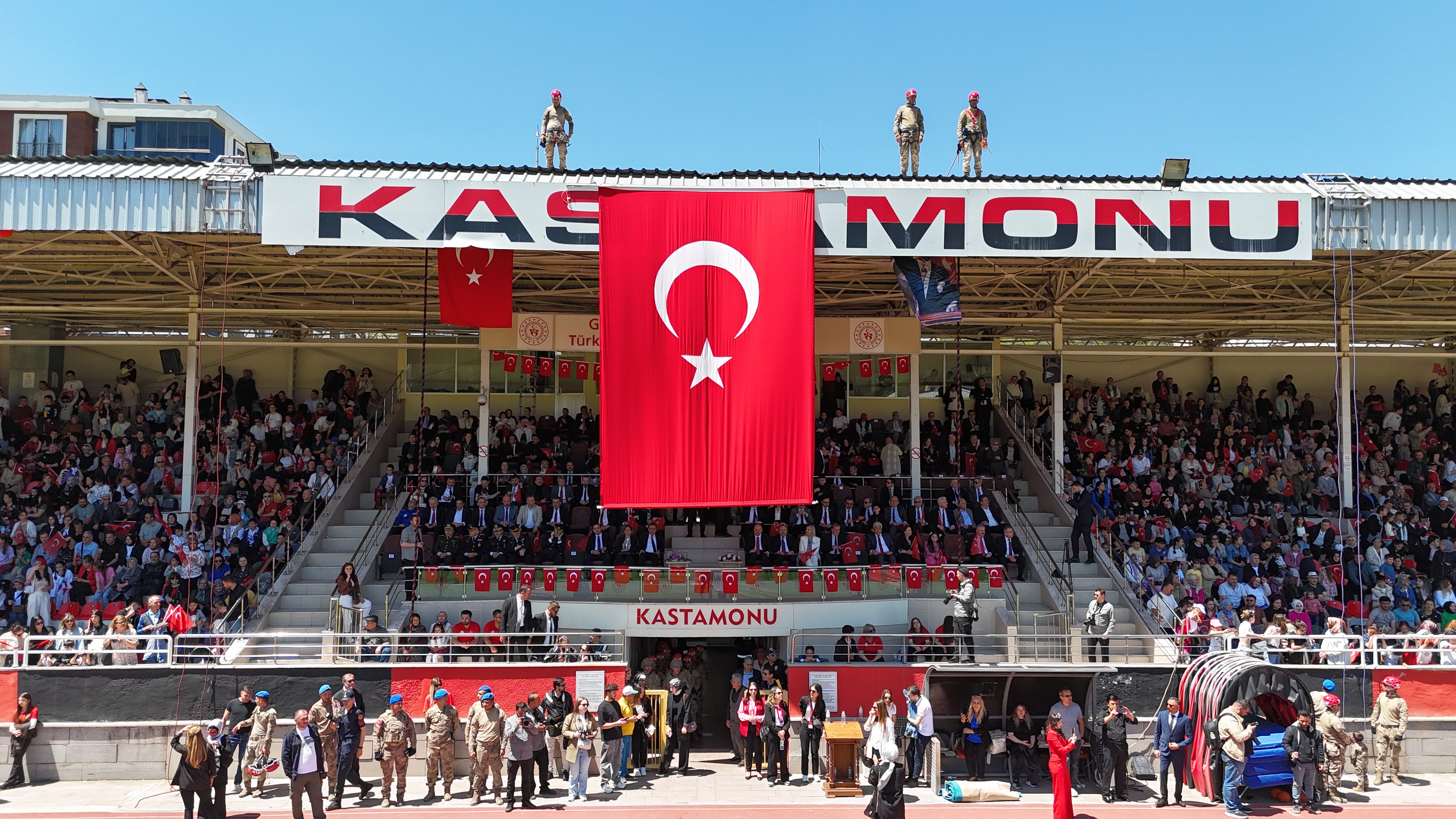 Kastamonu'da 19 Mayıs Coşkusu Komandoların Gösterisi Ayakta Alkışlandı! 11