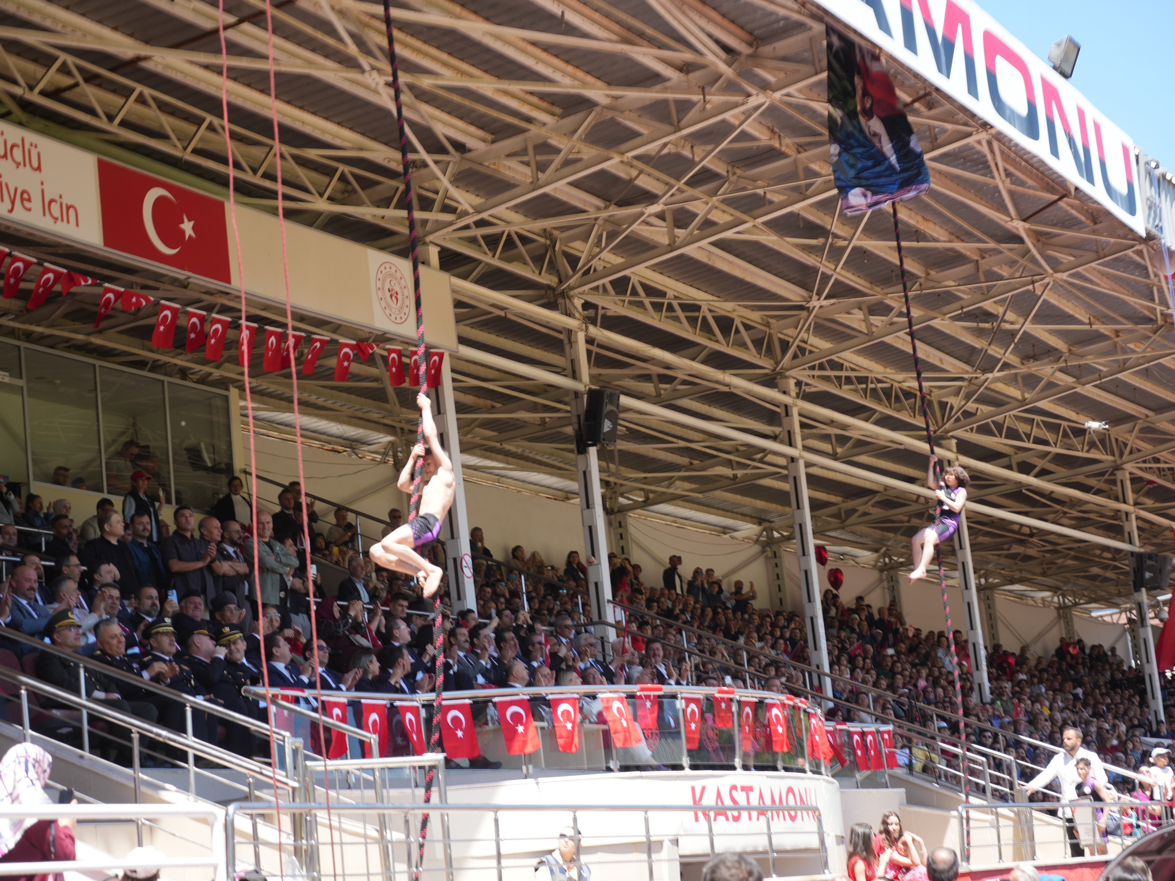 Kastamonu'da 19 Mayıs Coşkusu Komandoların Gösterisi Ayakta Alkışlandı! 12