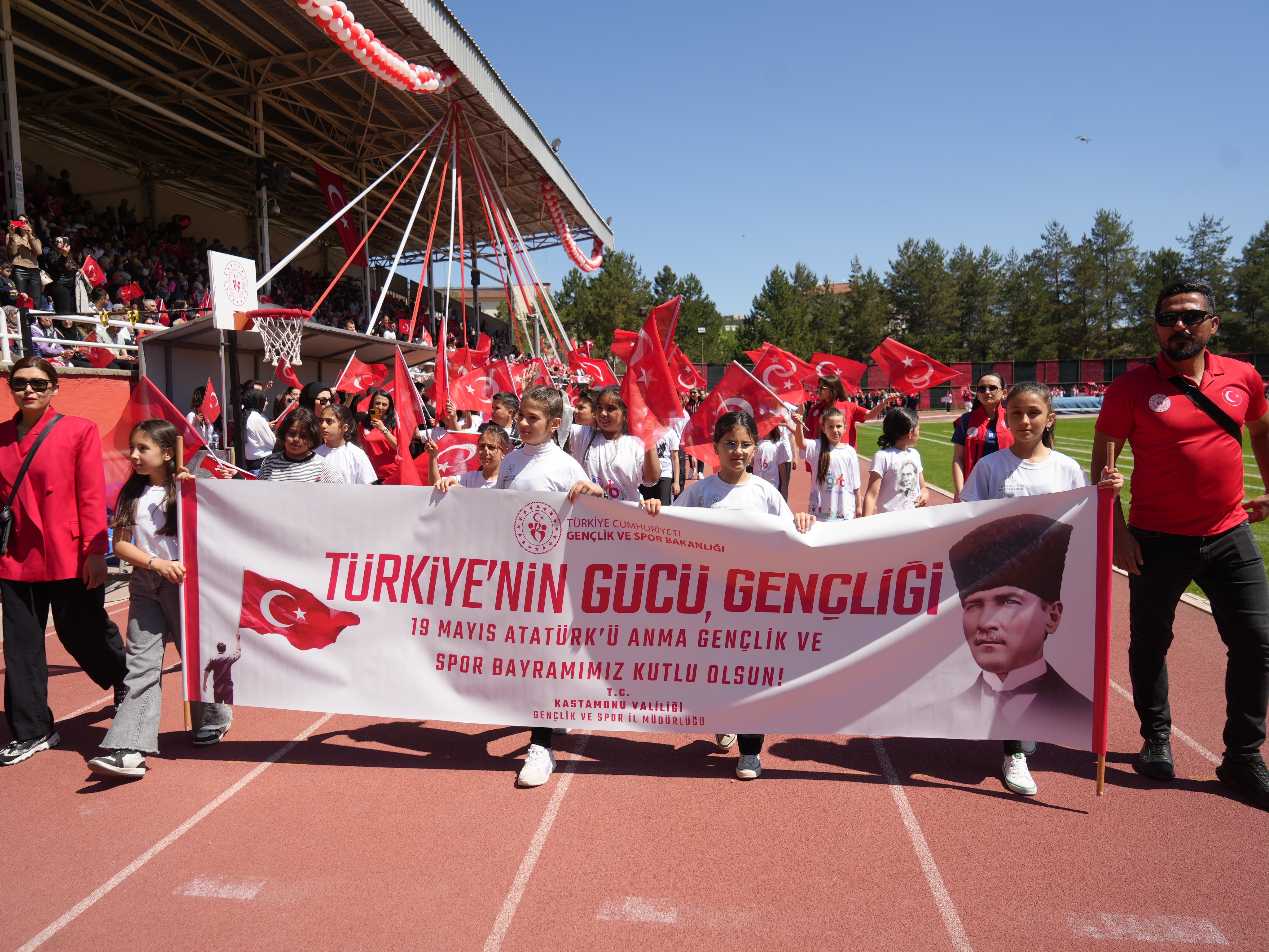 Kastamonu'da 19 Mayıs Coşkusu Komandoların Gösterisi Ayakta Alkışlandı! 3