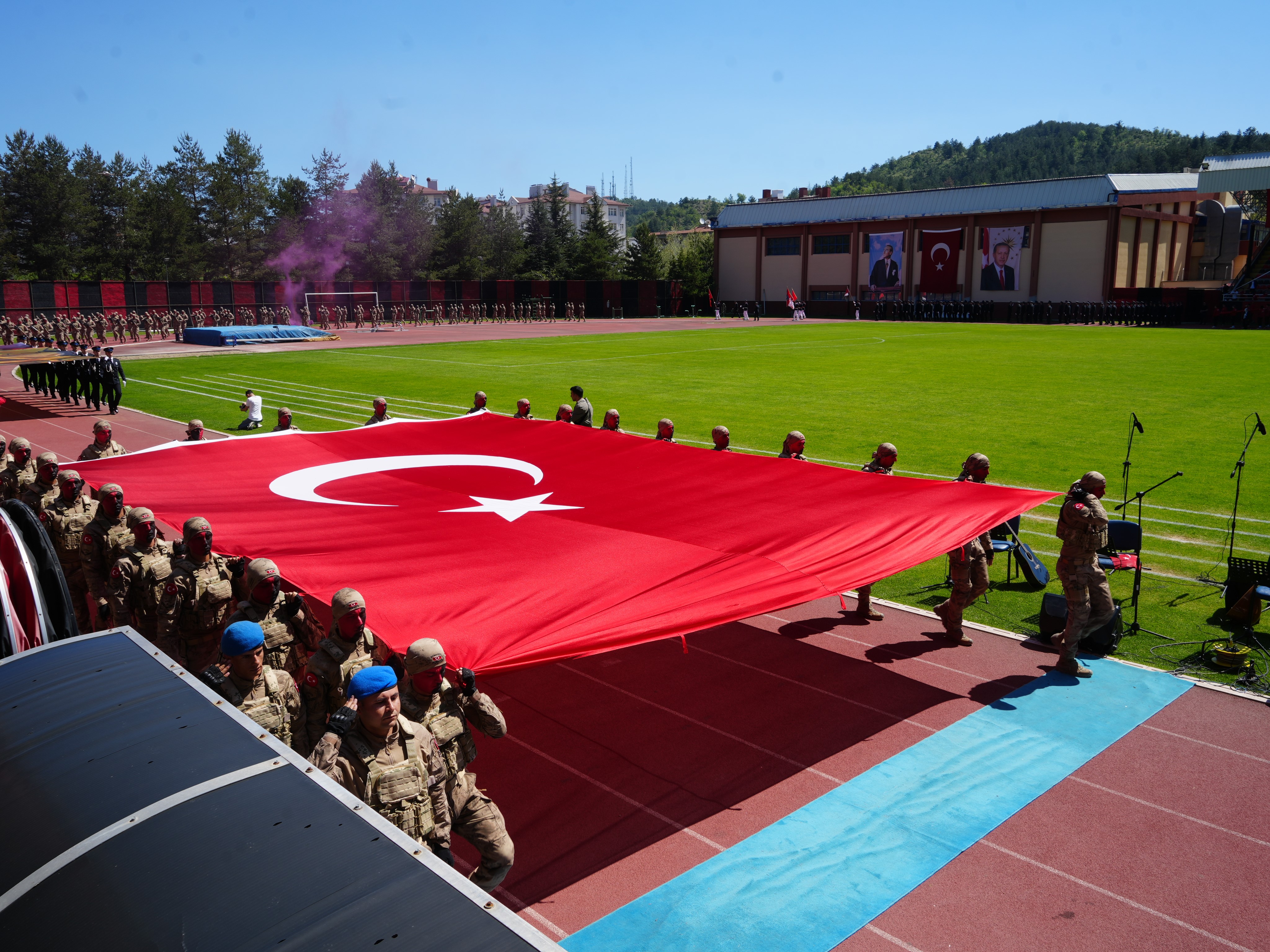 Kastamonu'da 19 Mayıs Coşkusu Komandoların Gösterisi Ayakta Alkışlandı! 6