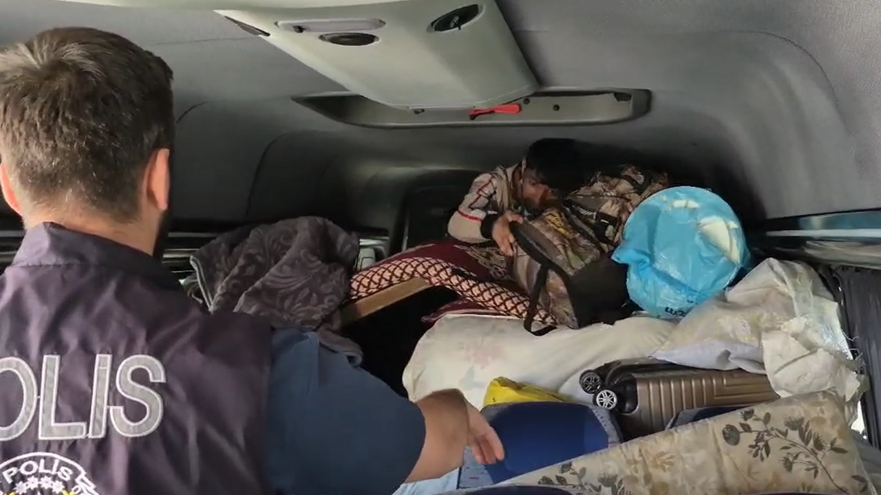 Kastamonu'da 8 Düzensiz Göçmen Saklandıkları Araçta Yakalandı! 2