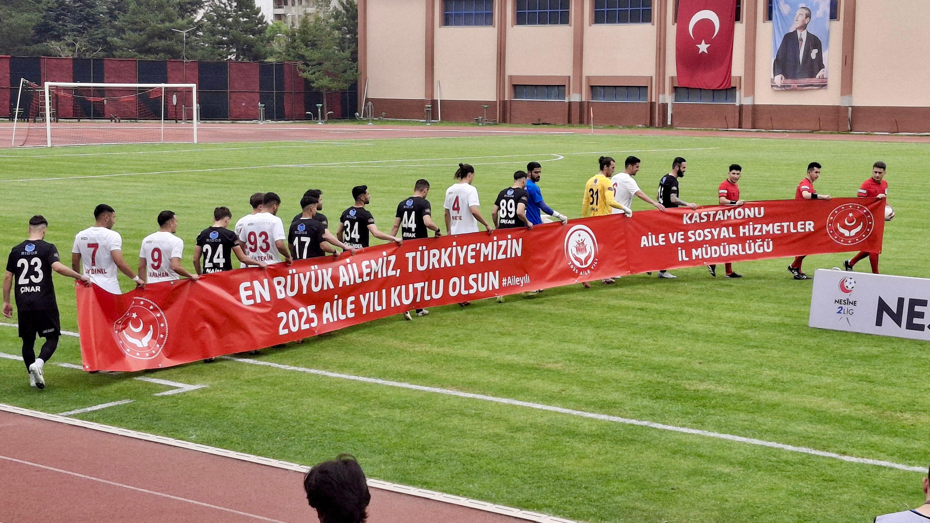 Kastamonu'da Aile Yılı'na Anlamlı Destek Maç Öncesi Pankartla Mesaj Verildi! 2
