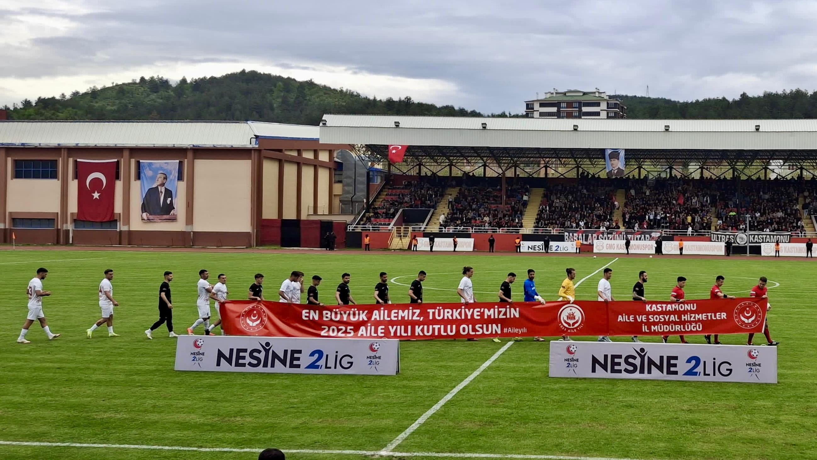 Kastamonu'da Aile Yılı'na Anlamlı Destek Maç Öncesi Pankartla Mesaj Verildi!