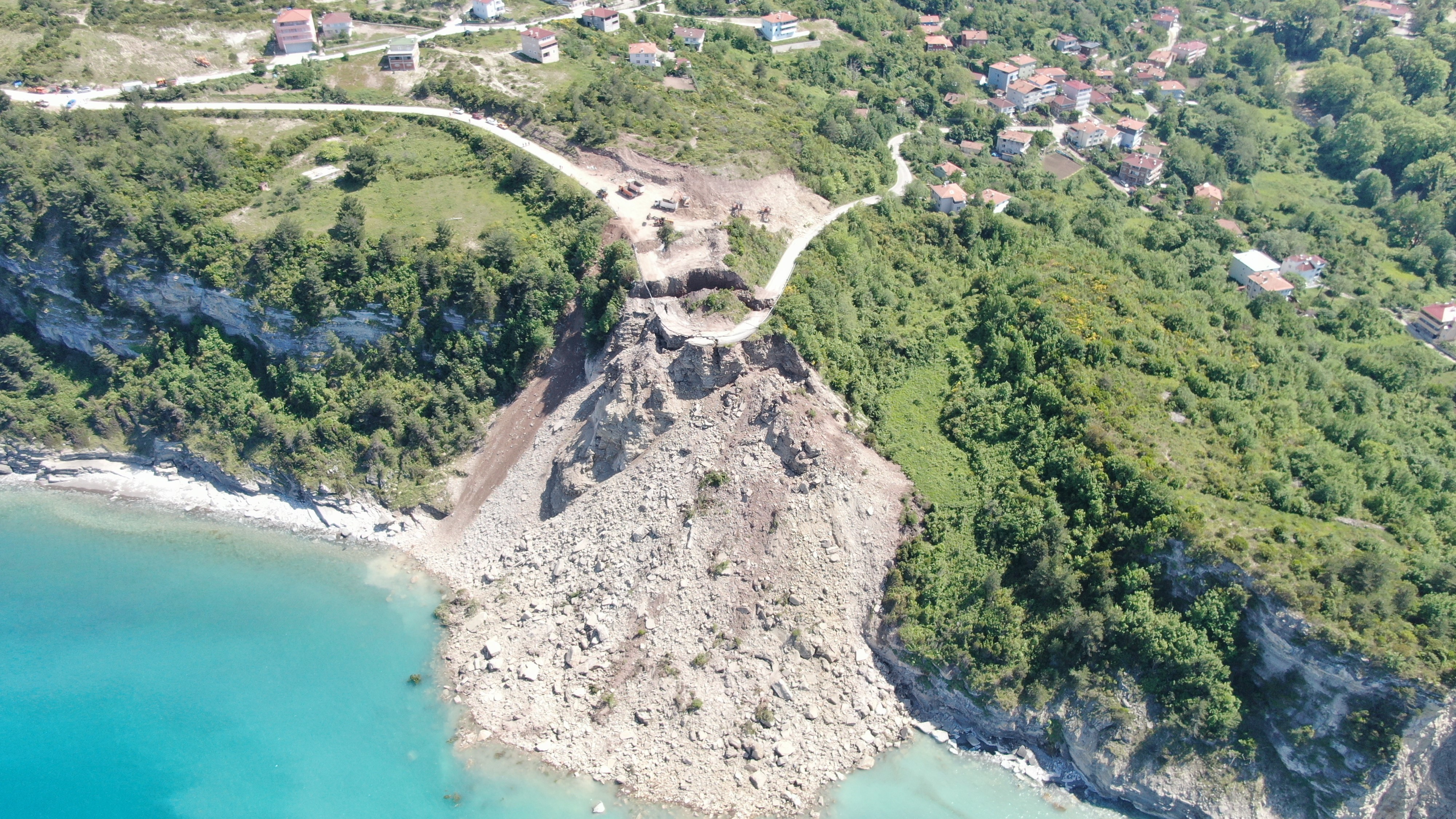 Kastamonu'da Heyelan Yol Çöktü, Toprak Denizle Birleşti! 11