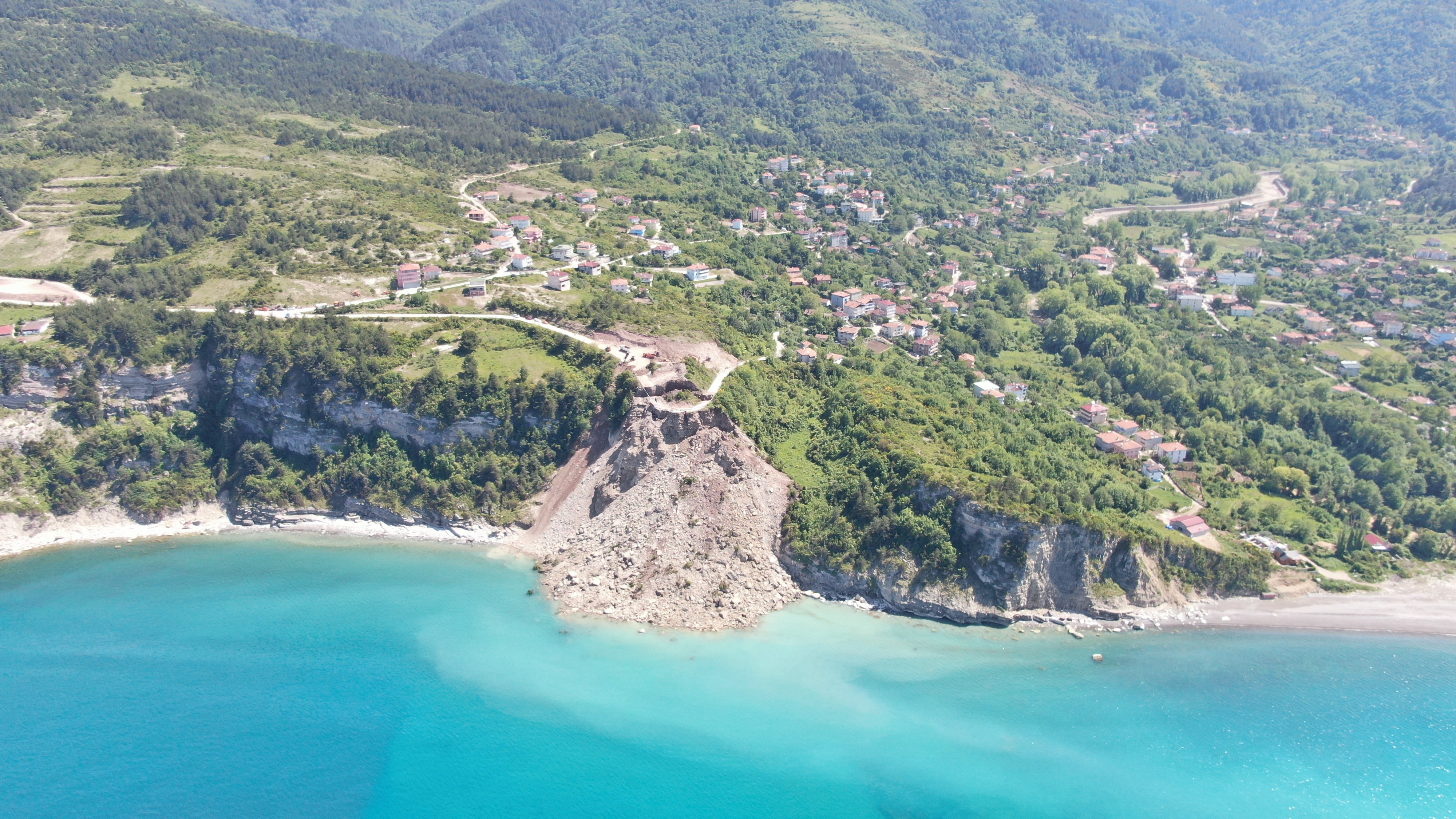 Kastamonu'da Heyelan Yol Çöktü, Toprak Denizle Birleşti! 14