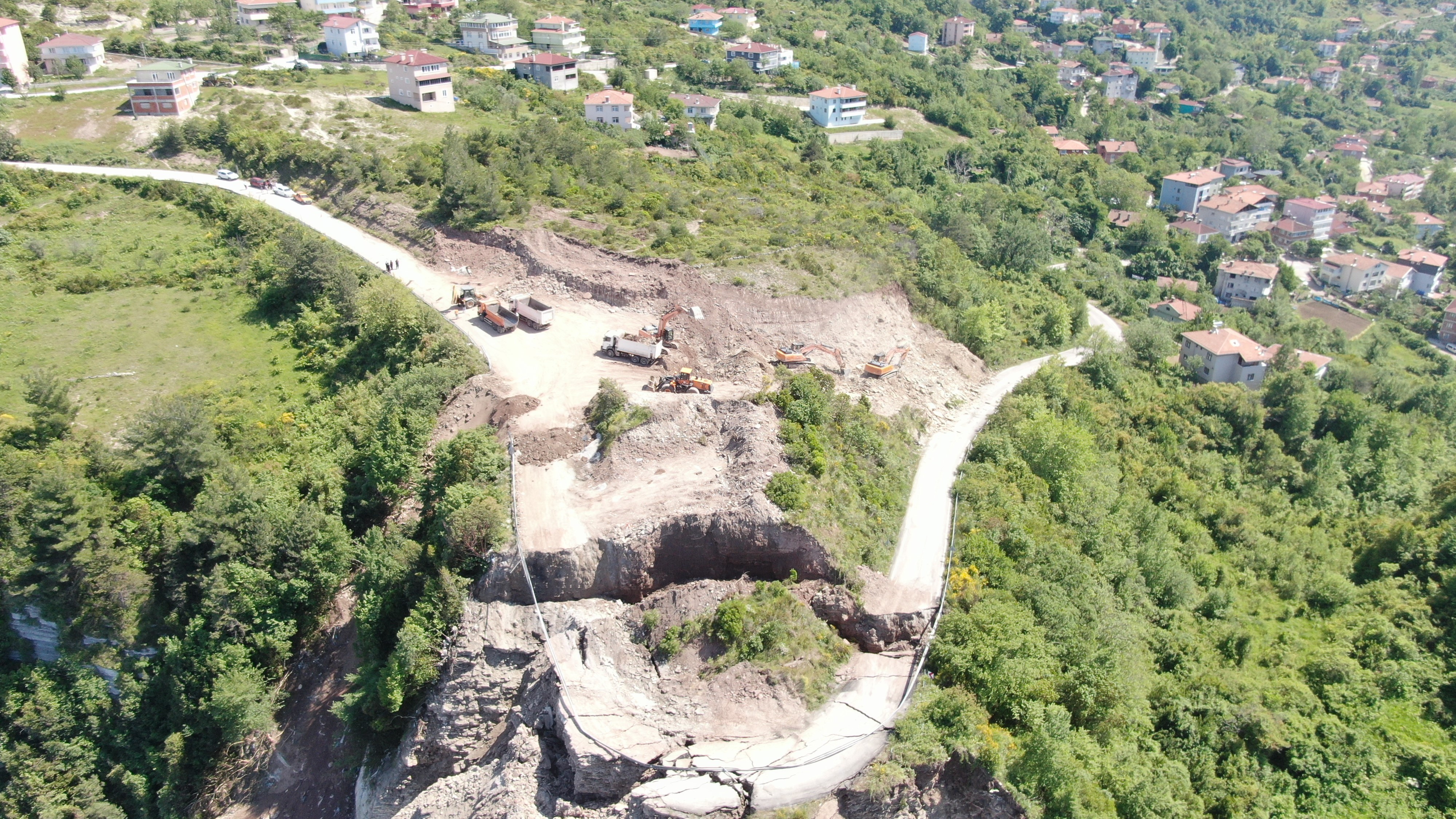 Kastamonu'da Heyelan Yol Çöktü, Toprak Denizle Birleşti! 4