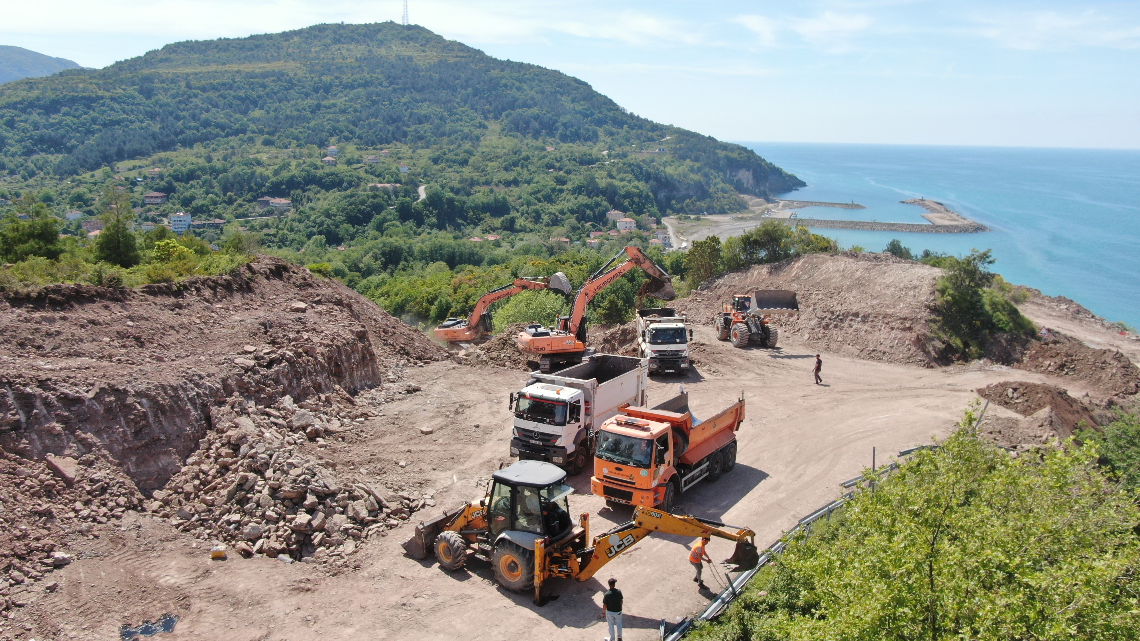 Kastamonu'da Heyelan Yol Çöktü, Toprak Denizle Birleşti! 5