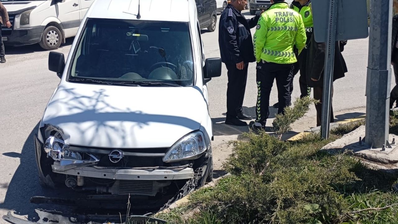 Kastamonu’da Köprü Girişinde Kaza (1)