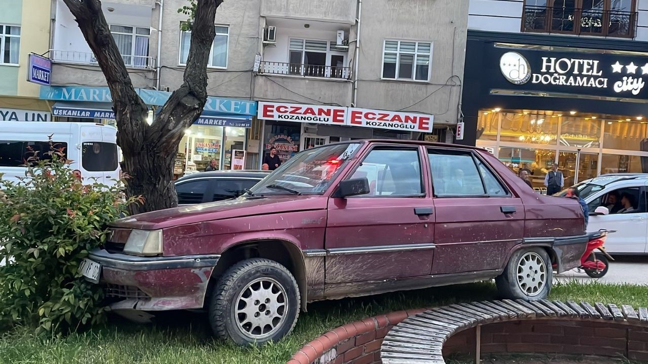 Kastamonu'da Park Halindeki Araç Aniden Hareket Etti, Olanlar Oldu! 4