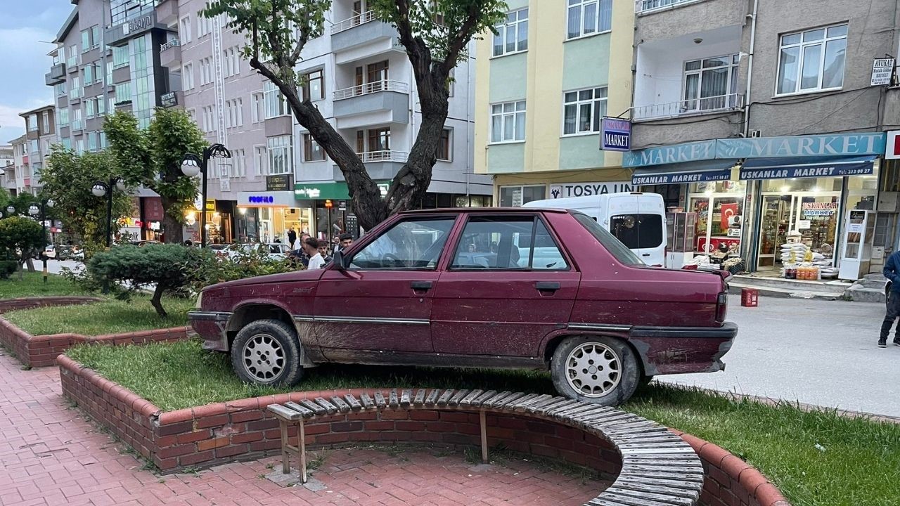 Kastamonu'da Park Halindeki Araç Aniden Hareket Etti, Olanlar Oldu!