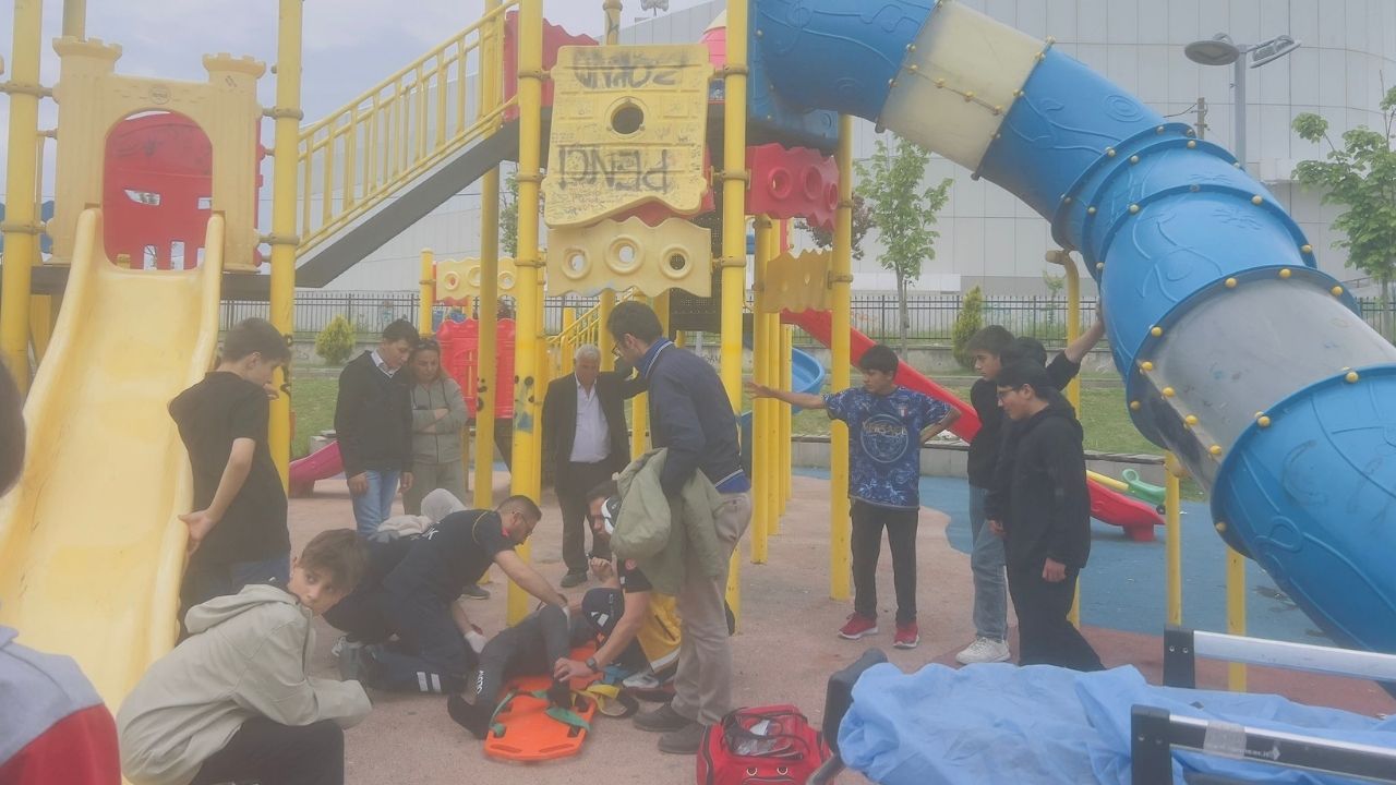 Kastamonu’da Parkta Oyun Kâbusa Döndü Küçük Çocuk Yüksekten Düştü! (1)