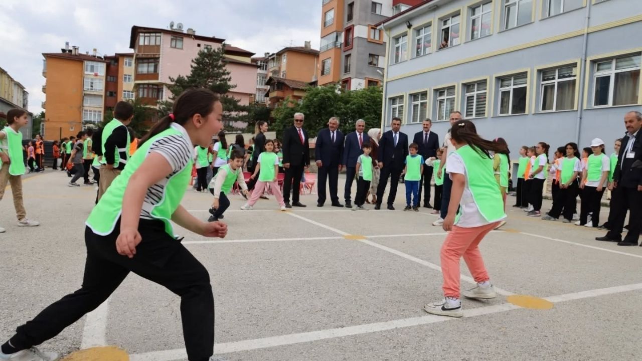 Kastamonu’da Yüzlerce Öğrenci Geleneksel Çocuk Oyunları Şenliği’ne Katıldı (5)