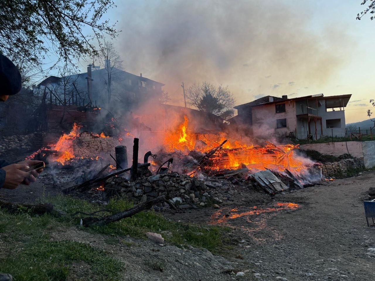 Kastamonu'nun Ilçesinde Feci Yangın Ev, Ahır Ve Cami Küle Döndü! 2