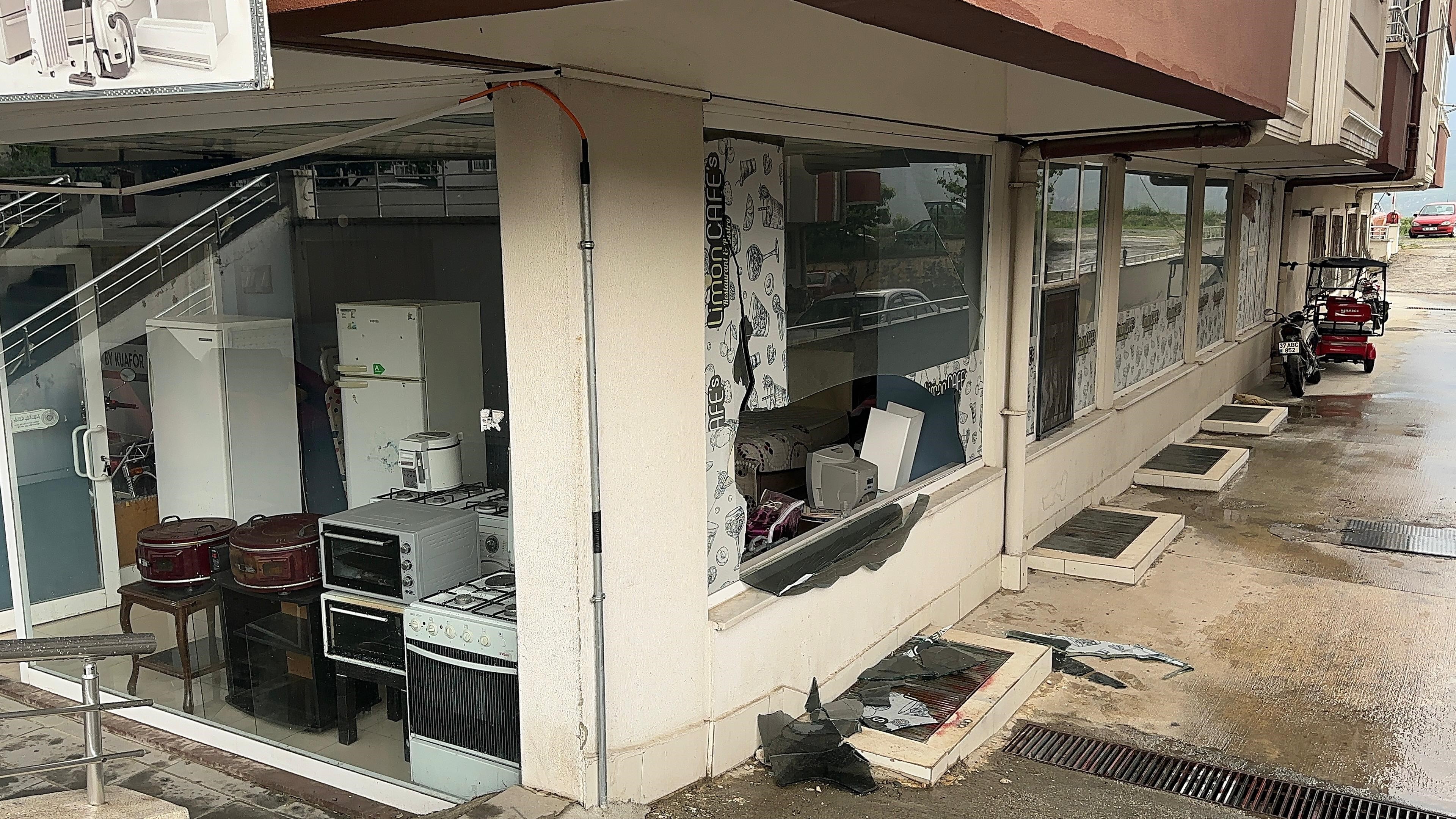Kastamonu'nun Ilçesinde Fırtına Çatı Uçtu, Elektrikler Kesildi! 2