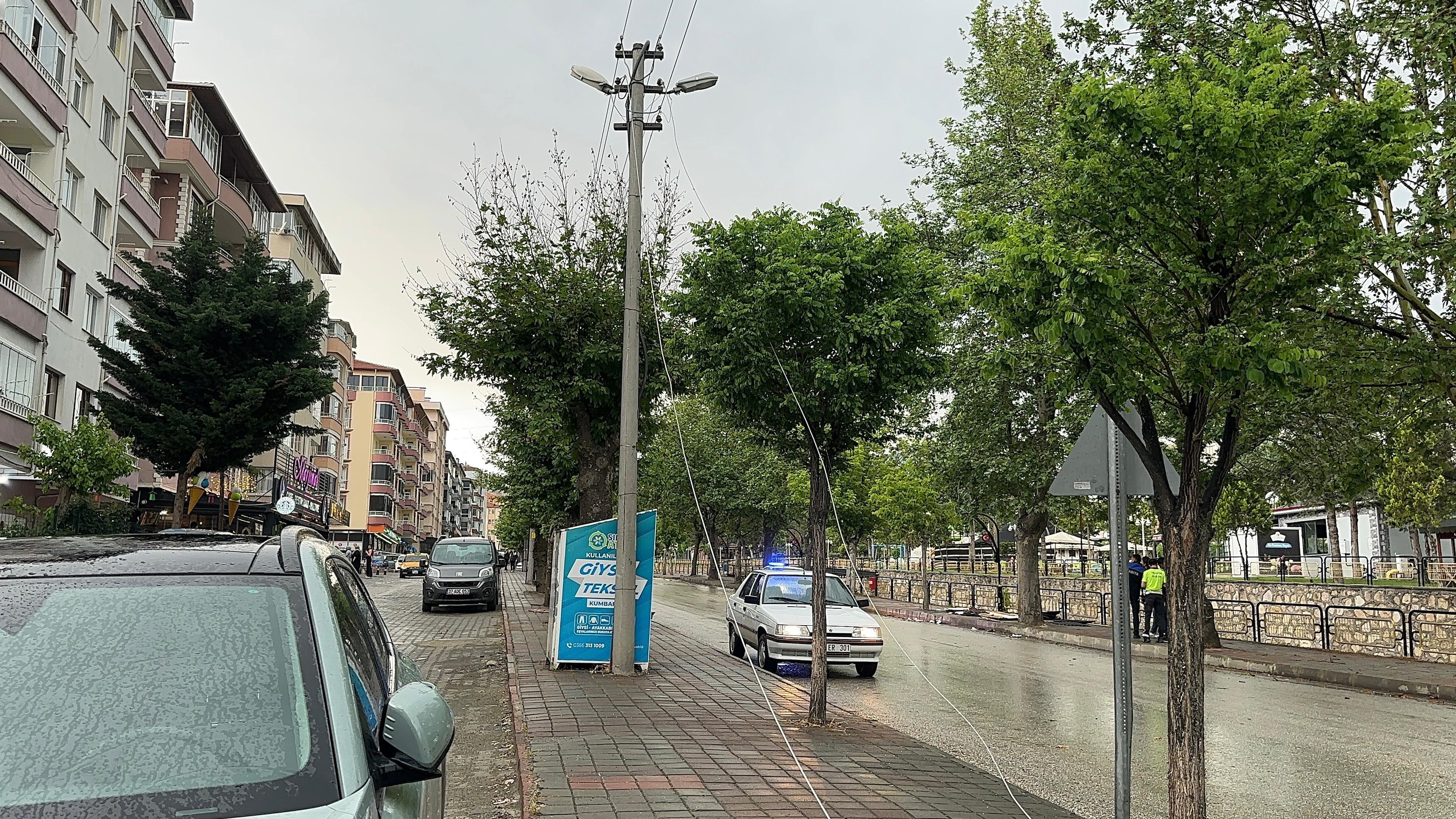 Kastamonu'nun Ilçesinde Fırtına Çatı Uçtu, Elektrikler Kesildi! 3