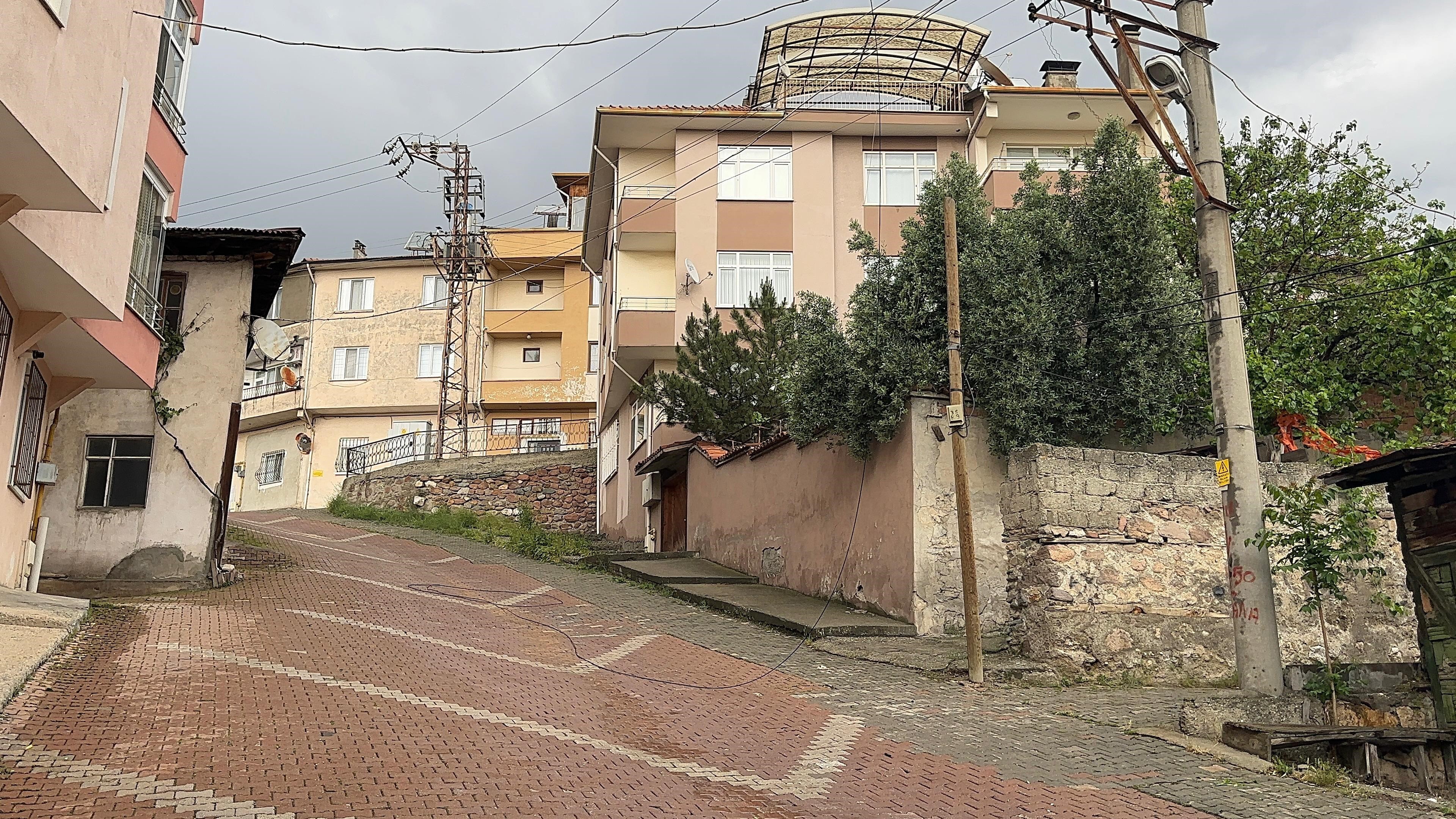 Kastamonu'nun Ilçesinde Fırtına Çatı Uçtu, Elektrikler Kesildi!