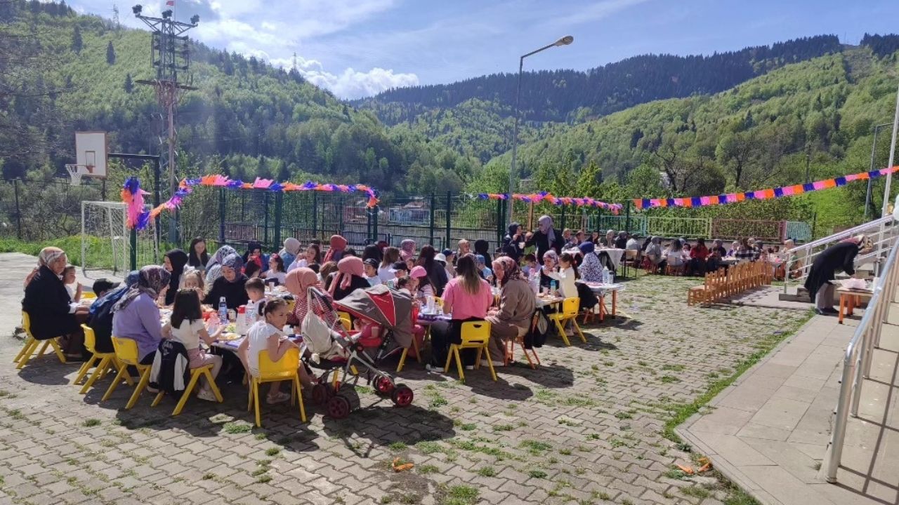 Kastamonu’nun Ilçesinde Miniklerden Annelere Özel Kahvaltı Sürprizi (3)
