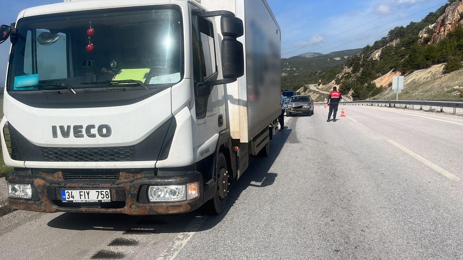 Kastamonu'nun Ilçesinde Otomobil Kamyona Çarptı 2 Yaralı Var! (Detaylar) 1